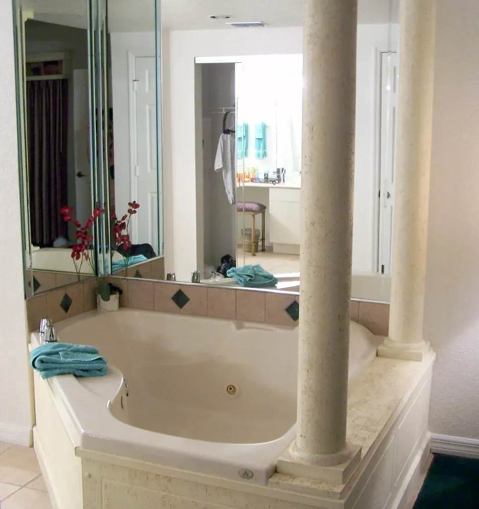 Jacuzzi Tubs and Tile Countertops (Image Credits: Flickr)