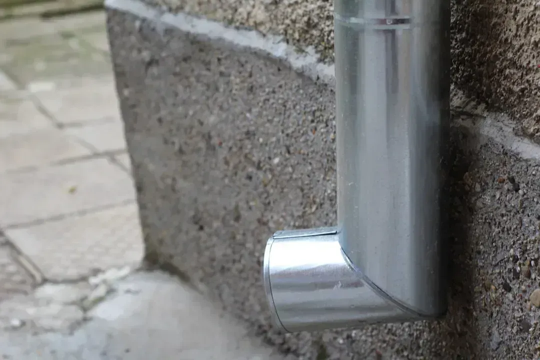 Poor Grading and Drainage Around the Foundation (Image Credits: Unsplash)