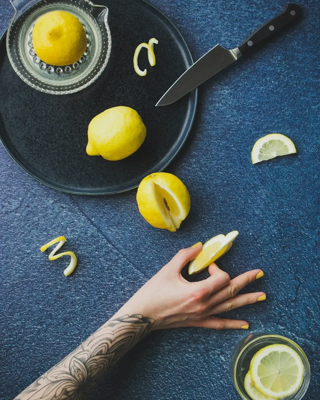 3. Servers Handle Lemons With Bare Hands - After Touching Everything Else (Image Credits: Unsplash)