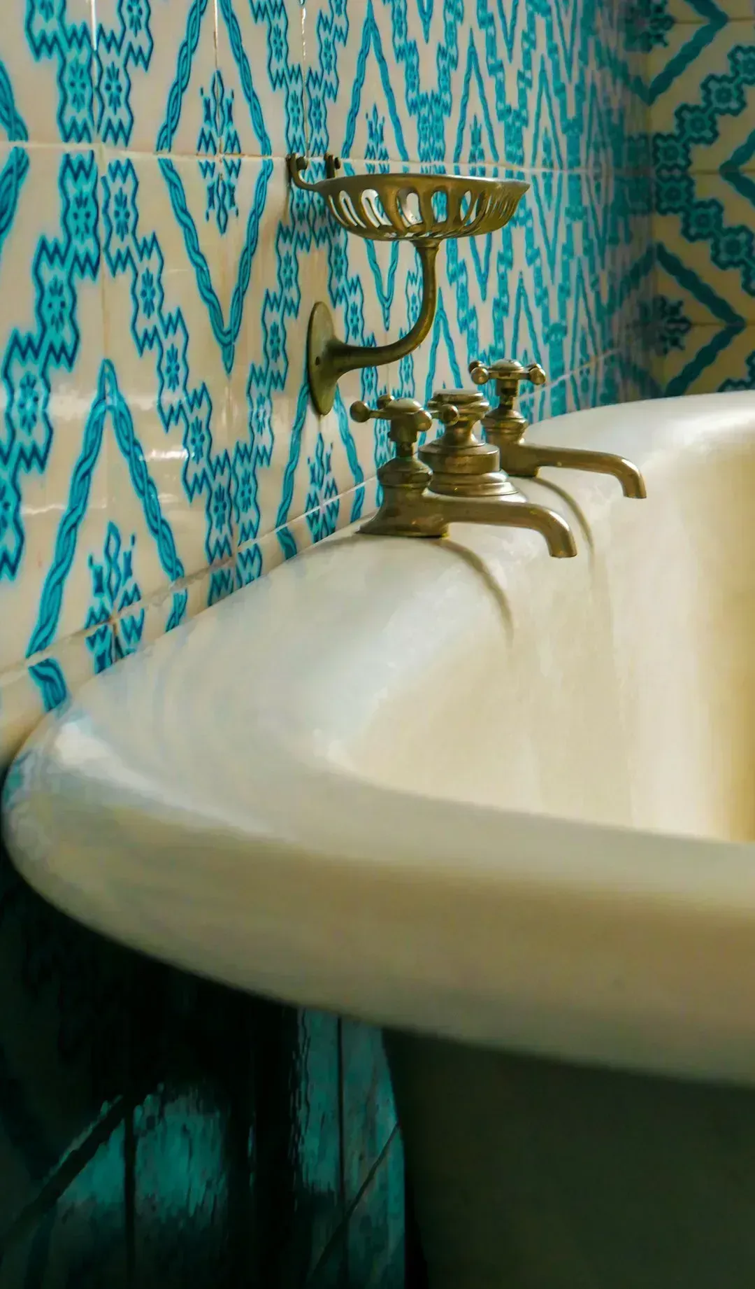Outdated Brass Fixtures (Image Credits: Unsplash)