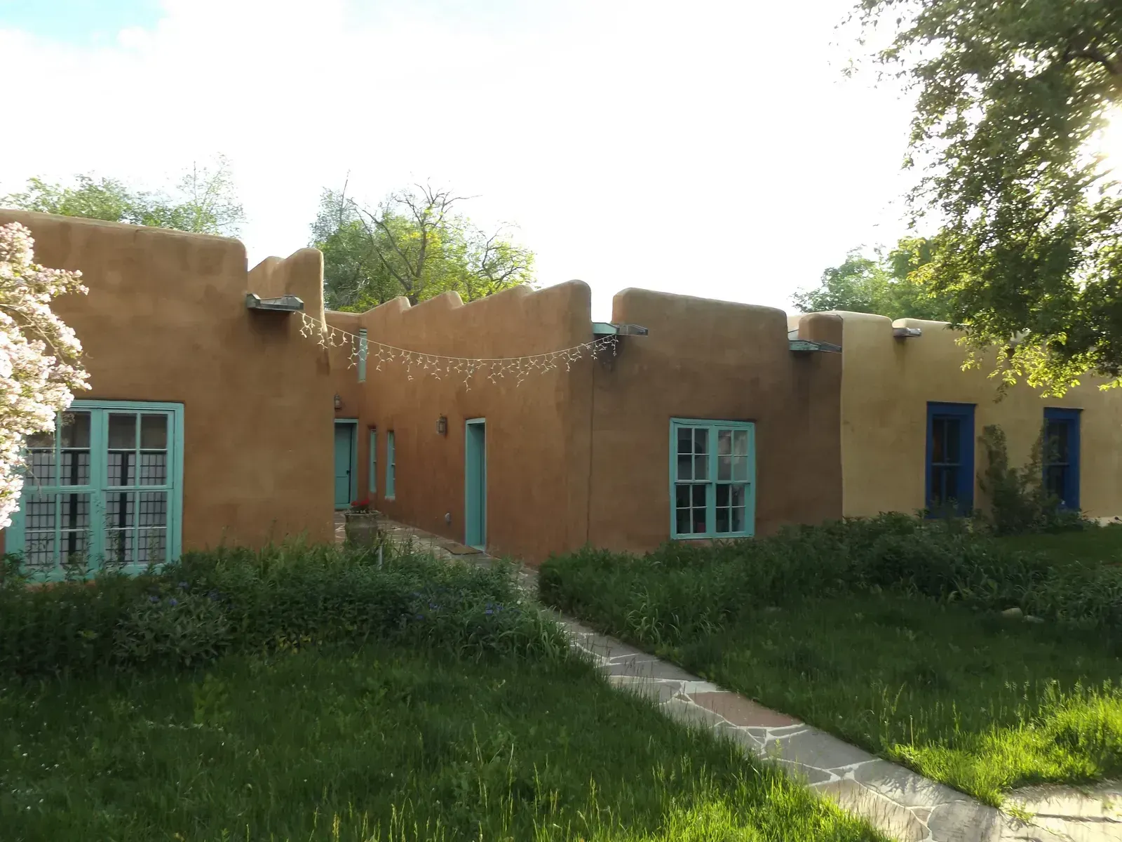 Taos, New Mexico: High Desert, High Altitude, High Creativity (Image Credits: Wikimedia)