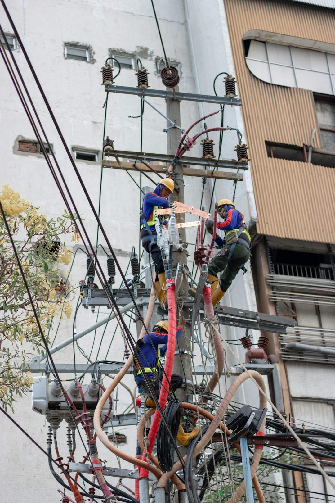 Aluminum Wiring Connected Directly to Copper (Image Credits: Unsplash)