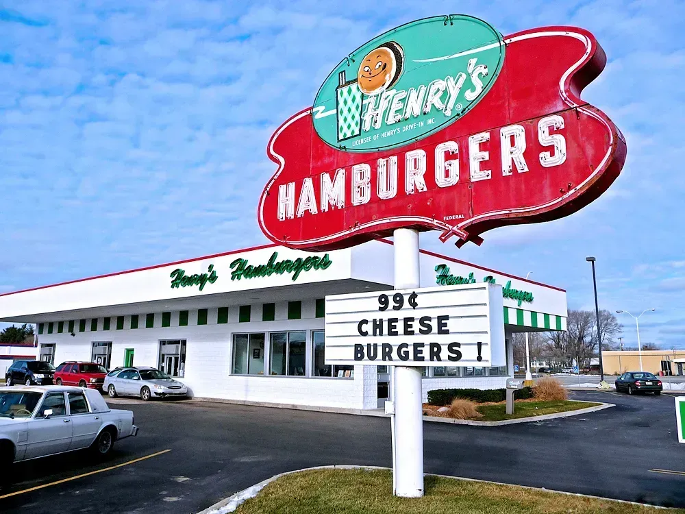 Henry's Hamburgers (Image Credits: By Beached Bum, CC BY-SA 4.0, https://commons.wikimedia.org/w/index.php?curid=48009604)