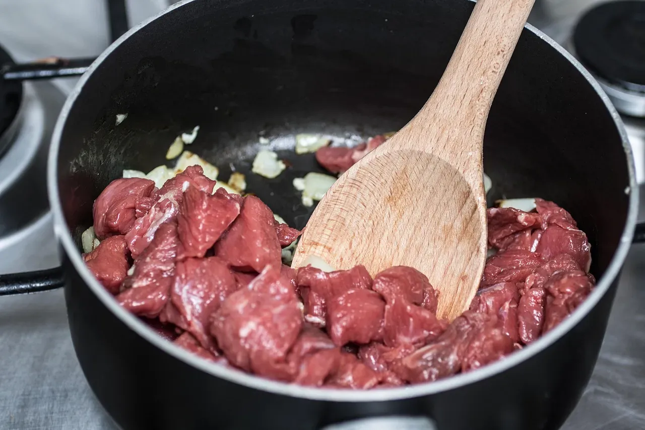 8. Cooking Meat Straight From the Fridge (Image Credits: Pixabay)