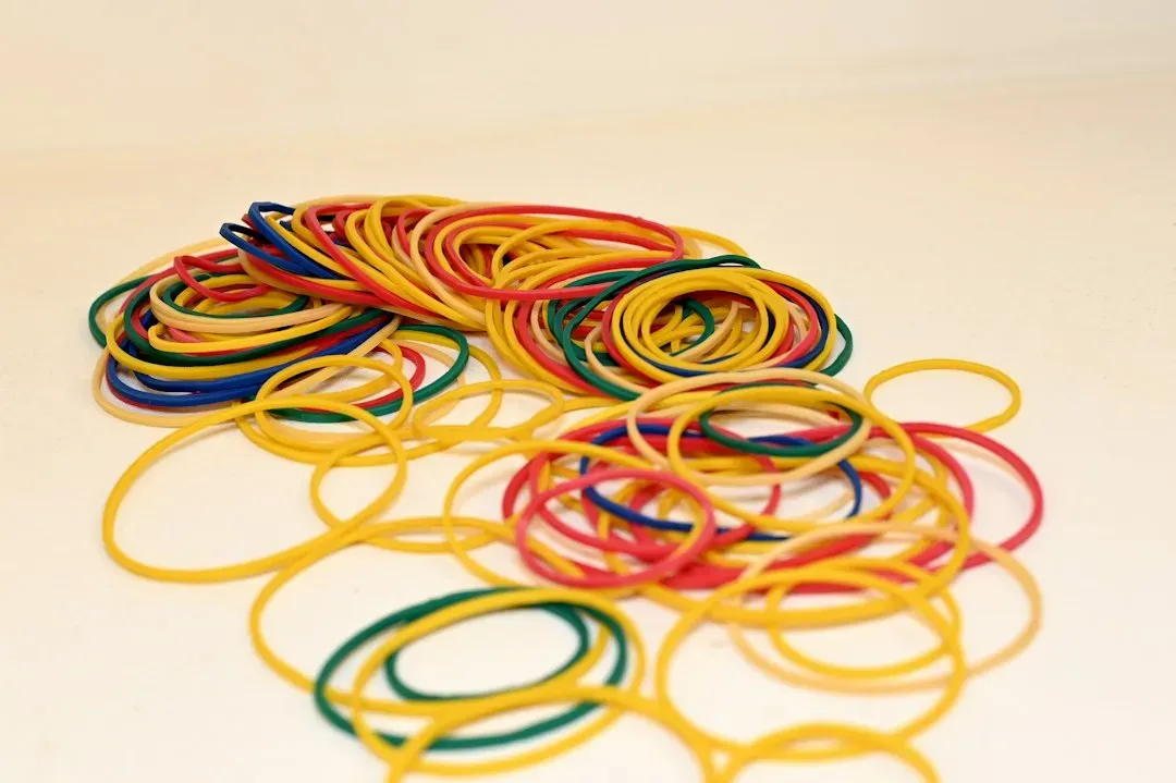 Rubber Bands for Stuck Screws and Slippery Lids (Image Credits: Unsplash)