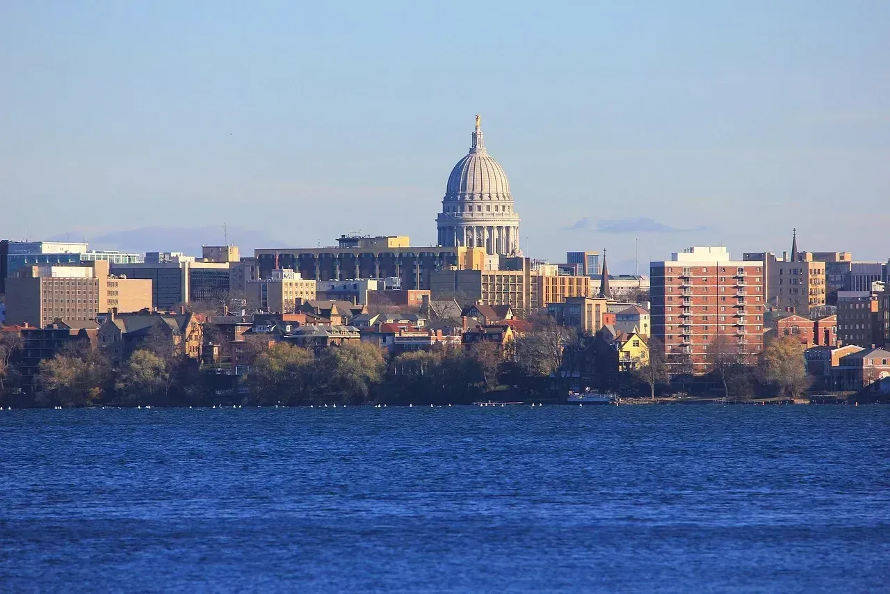 Madison, Wisconsin: Lakes, Learning, and Laid Back Living (Image Credits: Pixabay)