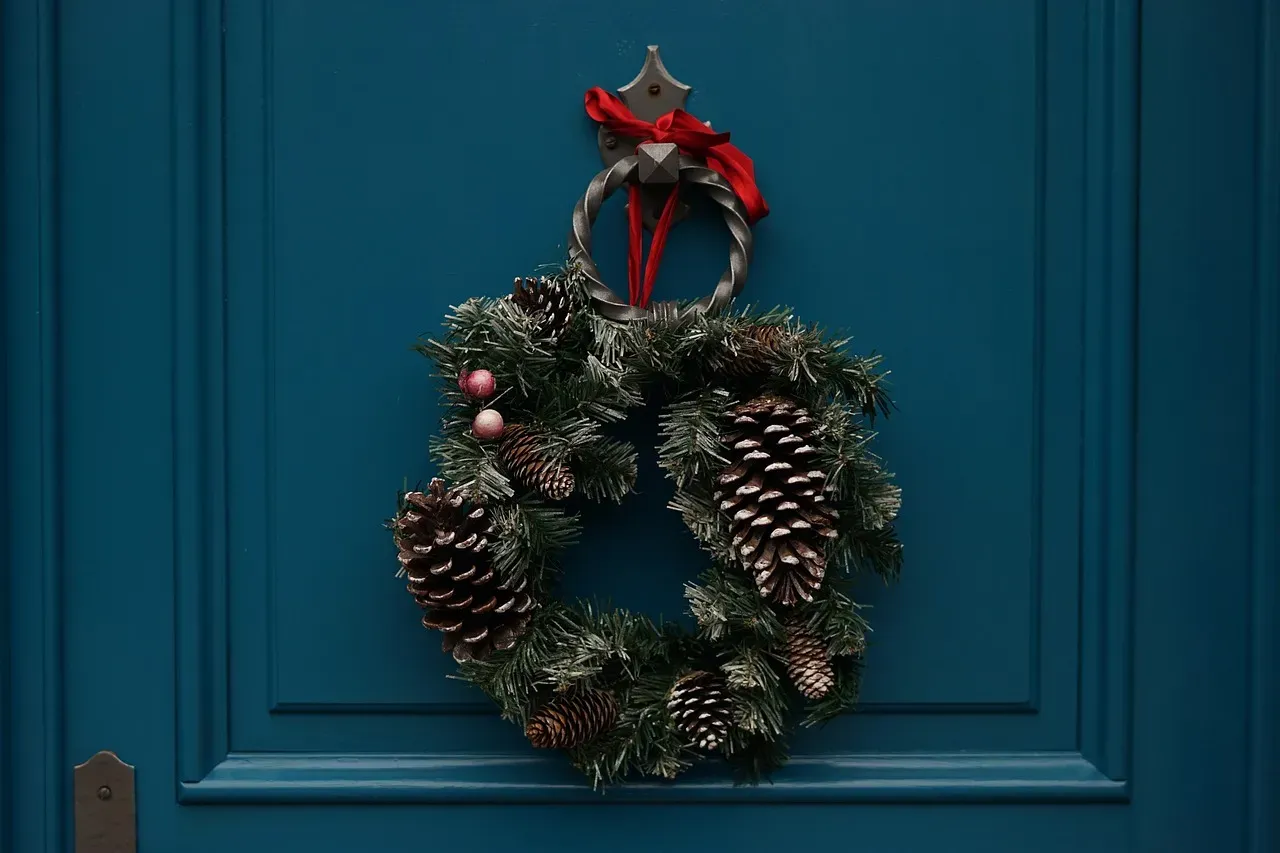 Finishing Touches and Hanging Tips (Image Credits: Pixabay)