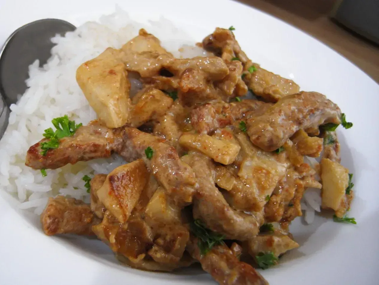 Beef Stroganoff (Image Credits: Cropped and retouched versions ofFile:Beef Stroganoff-02.jpgOriginally posted to Flickr as Beef Stroganoff, CC BY 2.0, https://commons.wikimedia.org/w/index.php?curid=43705636)