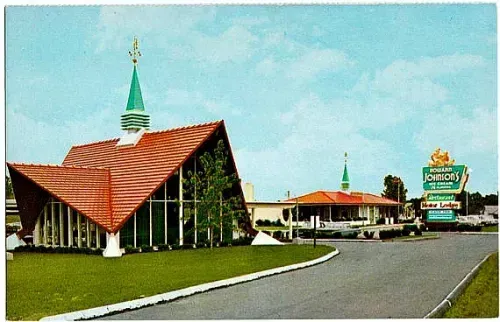 Howard Johnson's: The Orange Roof That Fed America (Image Credits: By tichnor bros. lusterchrome, Public domain, https://commons.wikimedia.org/w/index.php?curid=89486301)
