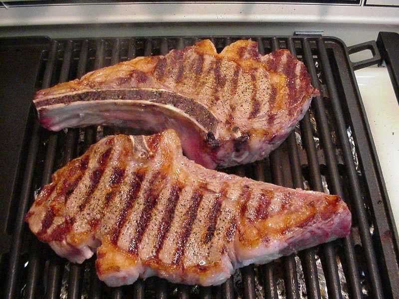 Bone-In Ribeye: Worth Every Calorie (Image Credits: Wikimedia)