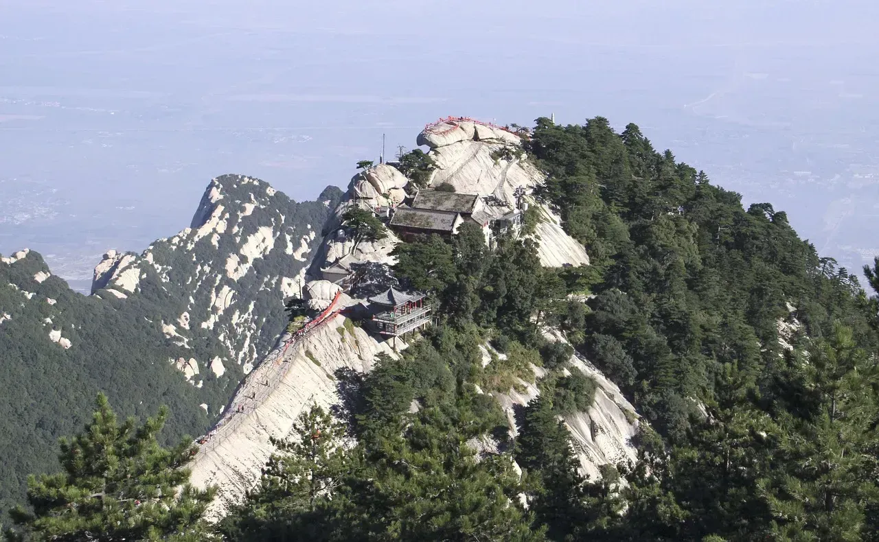 Mount Huashan Plank Walk, China (Image Credits: Pixabay)