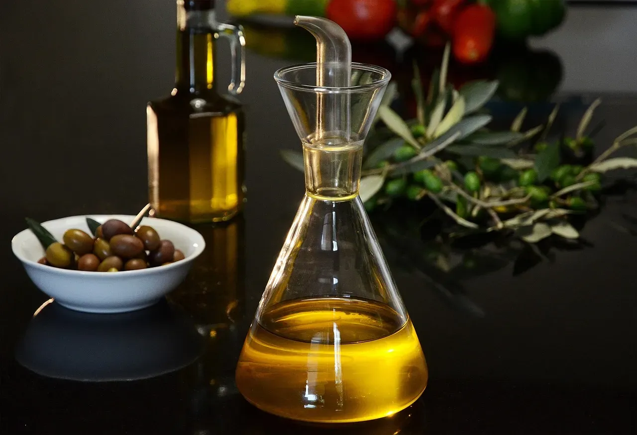 Extra Virgin Olive Oil with Oleocanthal (Image Credits: Pixabay)