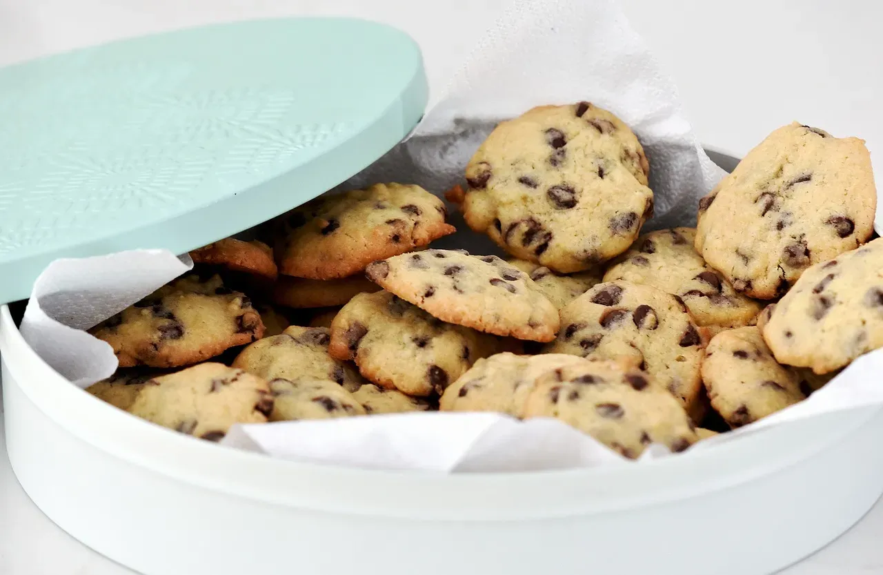 Cookies and Brownies in Tin Boxes (Image Credits: Pixabay)