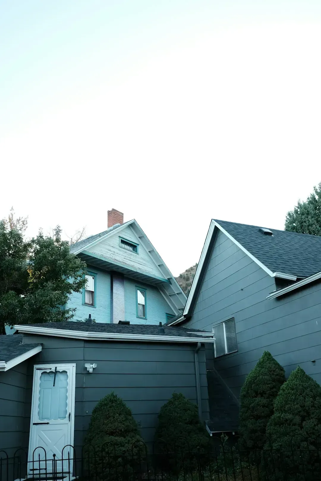 Aging Suburbs Are Falling Behind New Construction (Image Credits: Unsplash)