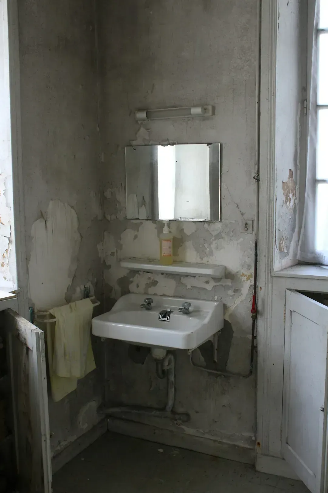Mold and Mildew in Bathrooms (Image Credits: Unsplash)