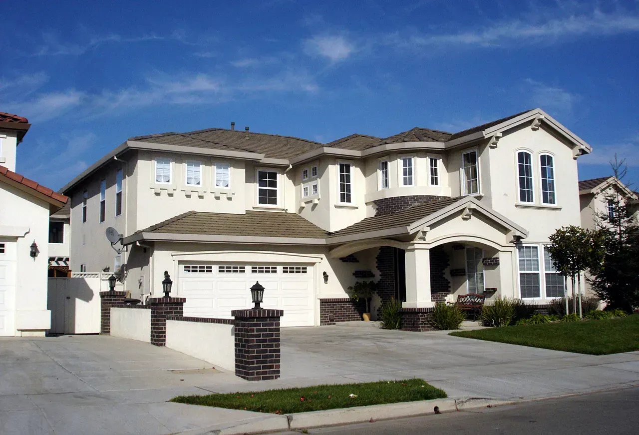Energy Costs Are Breaking Homeowners (Image Credits: By Salinas_mcMansion.jpg: Brendel
derivative work: NVO (talk), CC BY-SA 2.5, https://commons.wikimedia.org/w/index.php?curid=12680451)