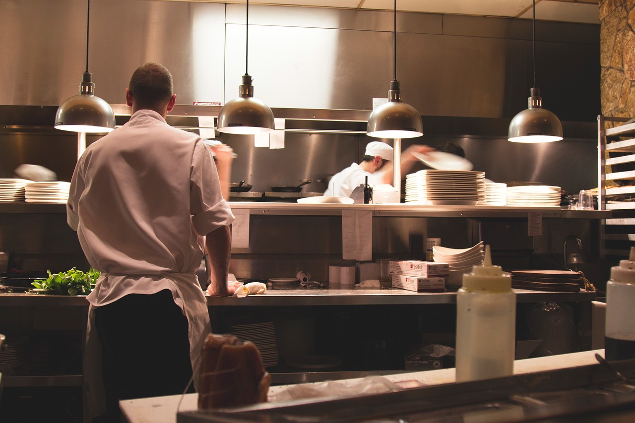 Kitchen Timing Creates Invisible Pressure on Service (Image Credits: Pixabay)