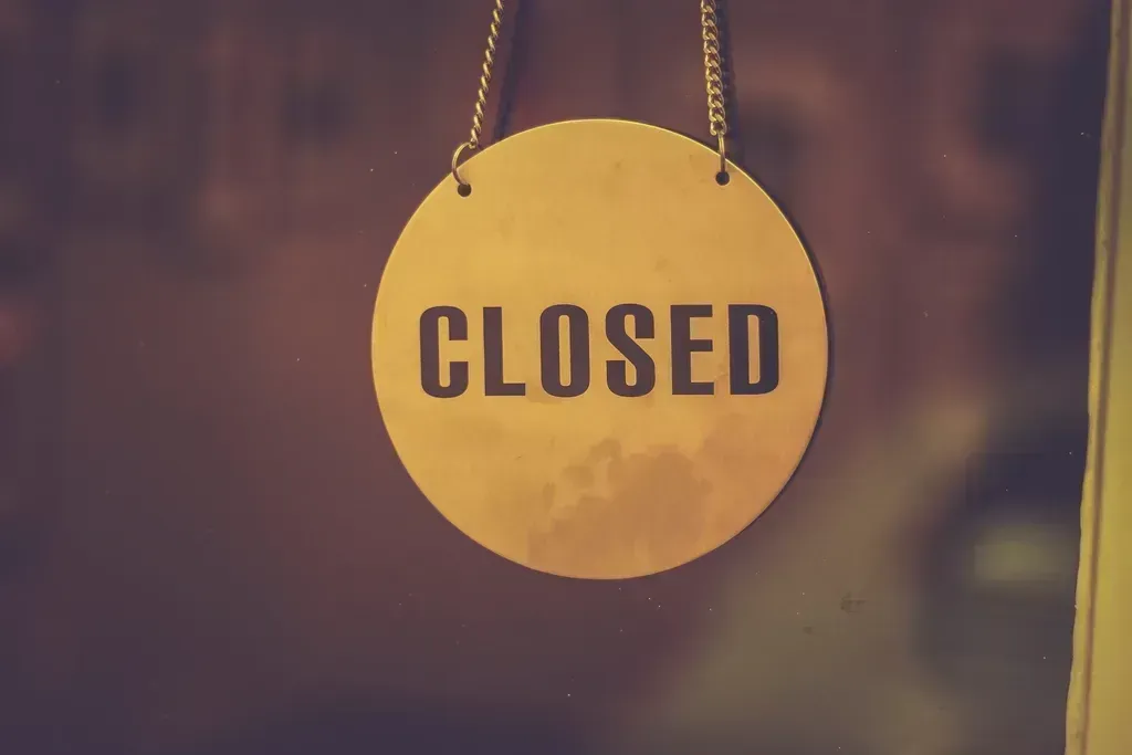 3. TGI Fridays - The Party Ended Without Warning (Image Credits: Rawpixel)