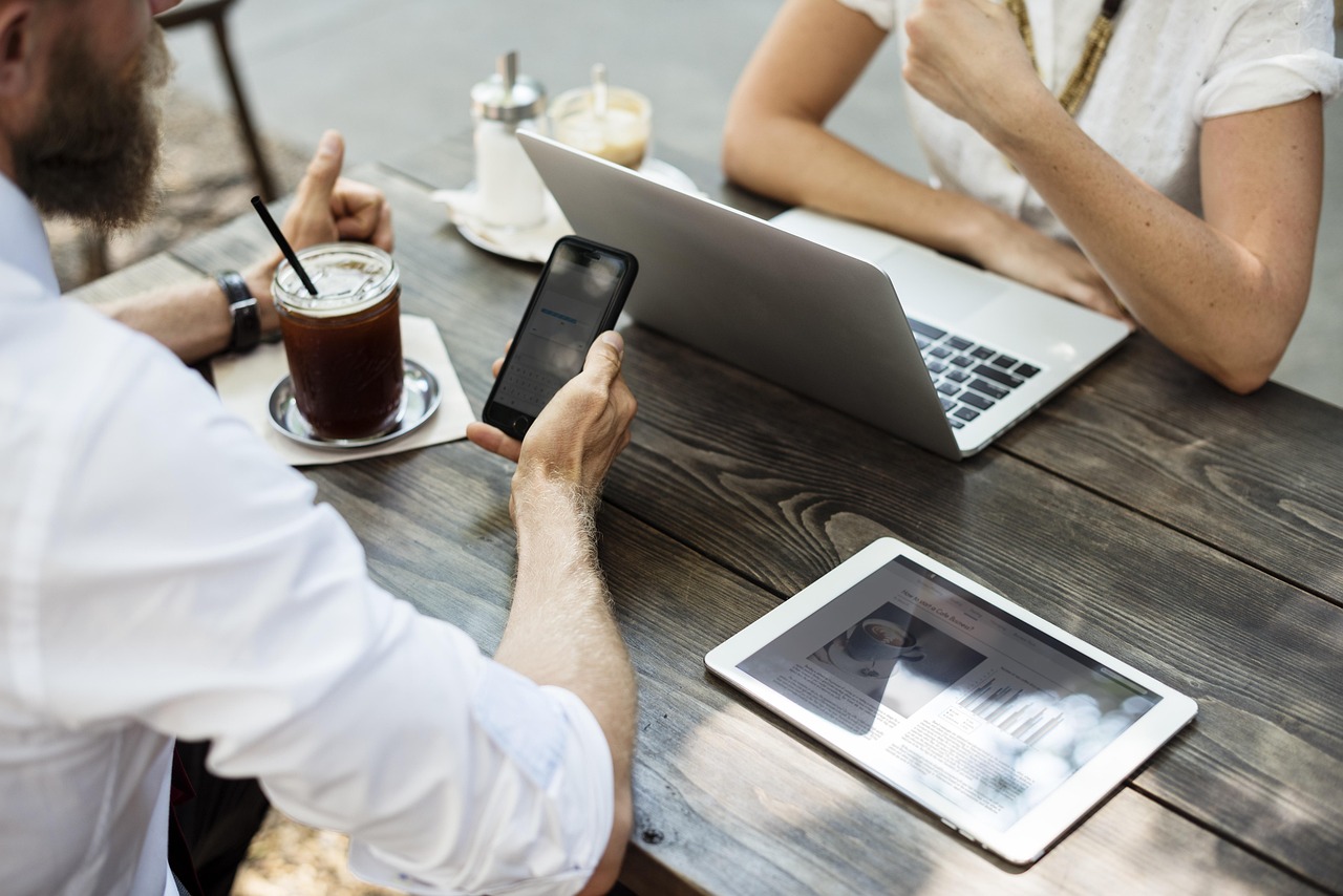 Technology's Role in Modern Creative Collaboration (image credits: pixabay)