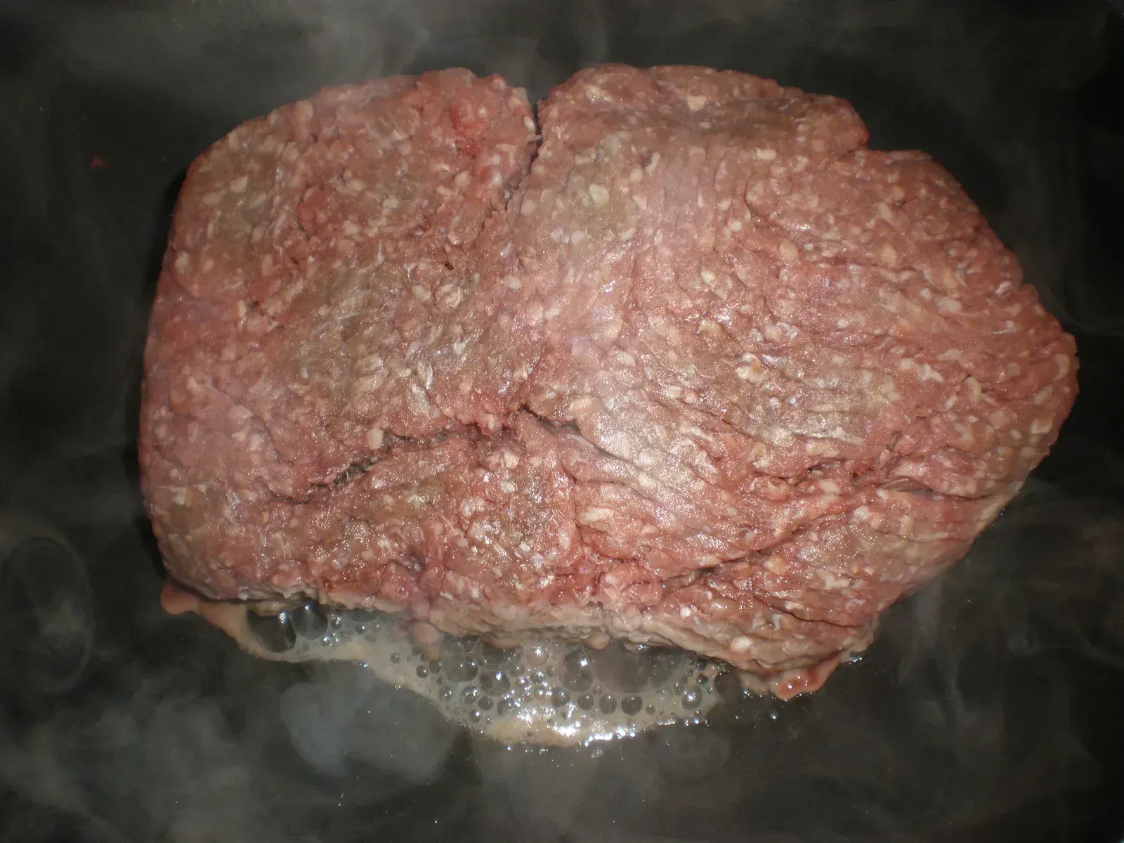 Midwest Ground Beef Cross-Contamination (Image Credits: By BrokenSphere, CC BY-SA 3.0, https://commons.wikimedia.org/w/index.php?curid=4235368)