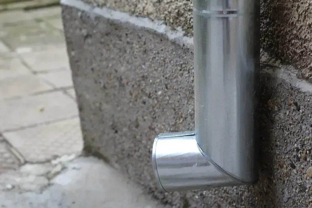 Poor Grading and Drainage Around the Foundation (Image Credits: Unsplash)