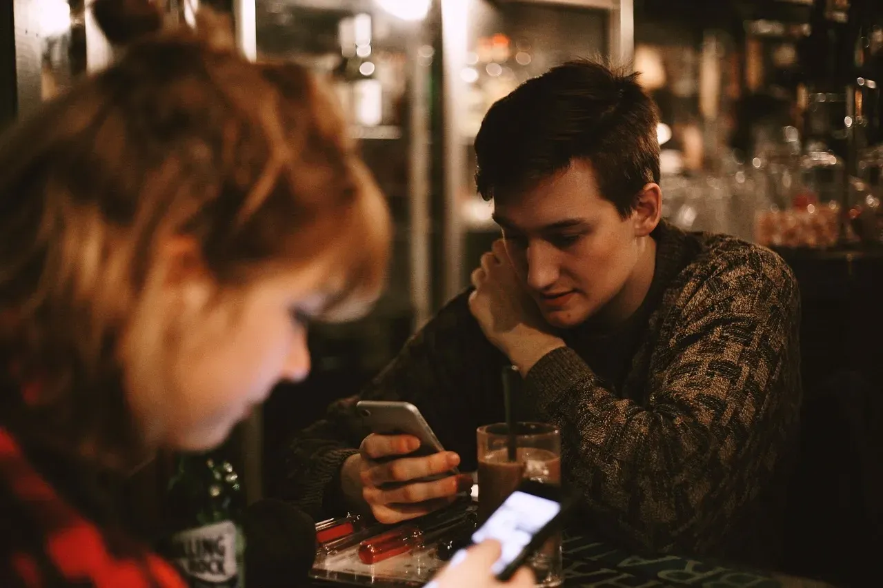 10. Ignoring Social Cues and Atmosphere (Image Credits: Pixabay)