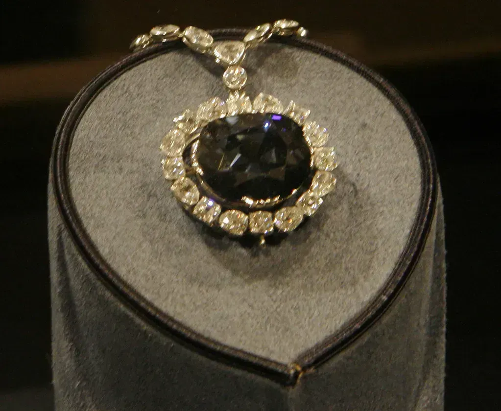 Vintage Costume Jewelry (Image Credits: Flickr)