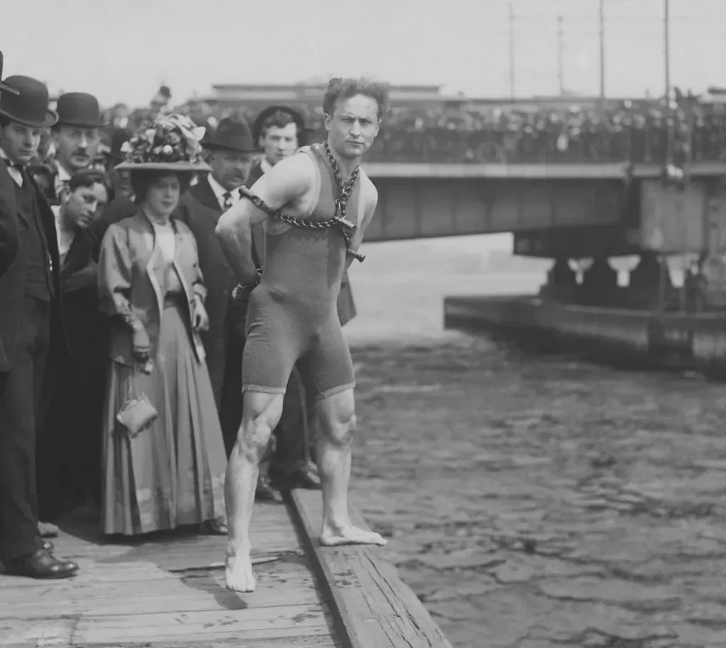 4. Harry Houdini Asked His Wife to Hold Séances After His Death (Image Credits: Flickr)