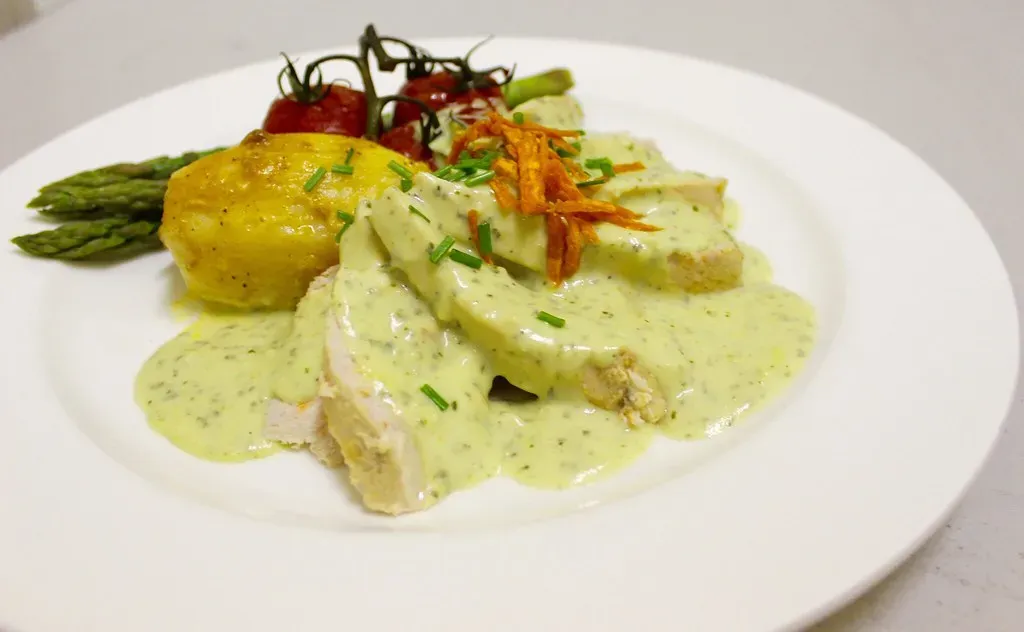 2. Creamy Tuscan Chicken (MBC Foods, Flickr, CC BY 2.0)