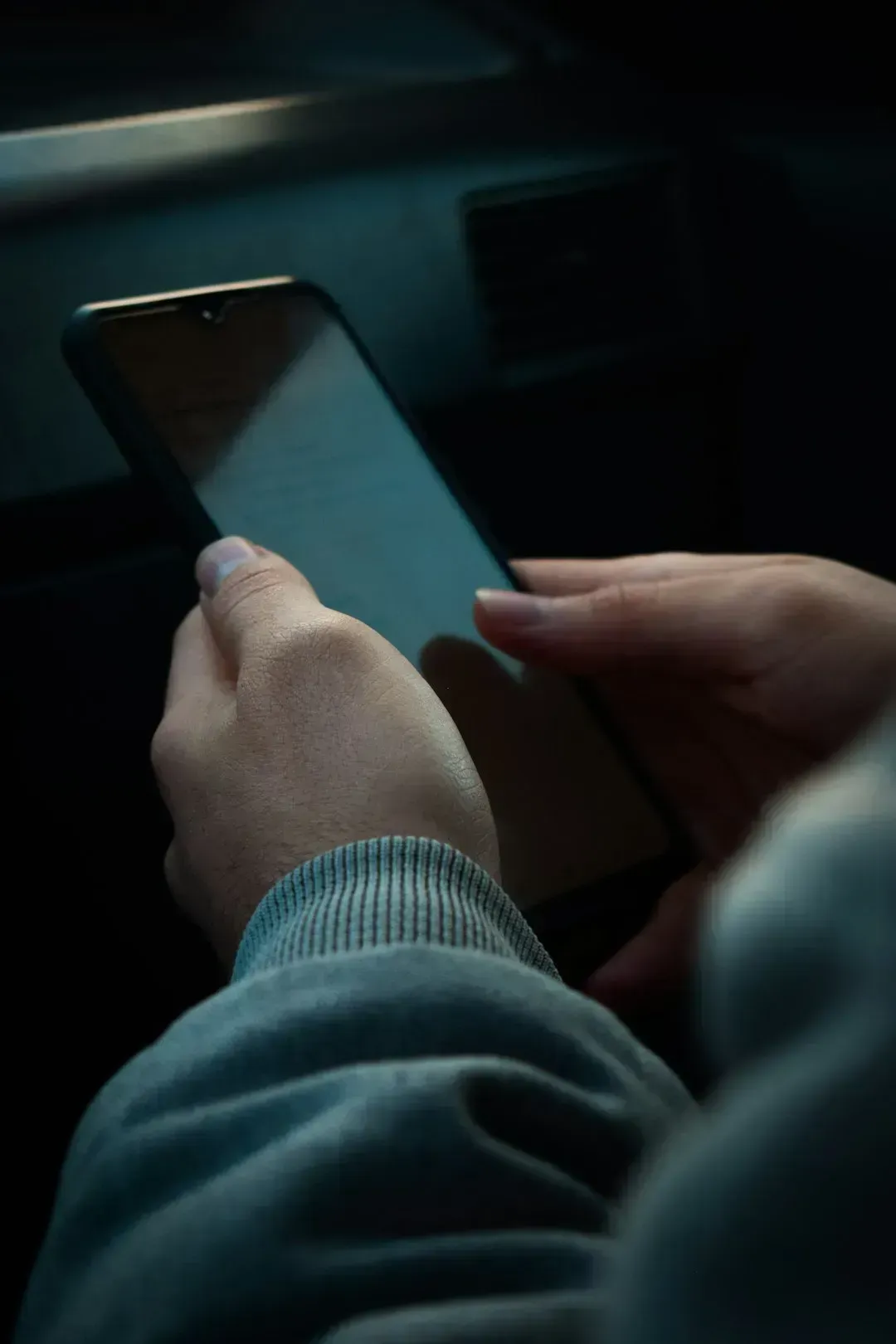 11. Put Your Phone Away During Shared Time (Image Credits: Unsplash)