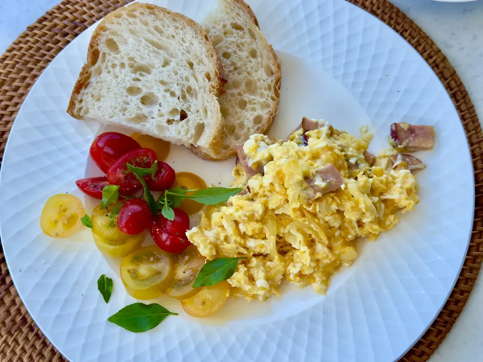 1. Scrambled Eggs: The Technique That Reveals Everything (Image Credits: Wikimedia)