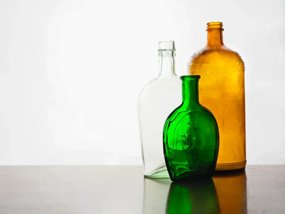 7. Vintage Home Décor and Jadeite Glassware (Image Credits: Stocksnap)