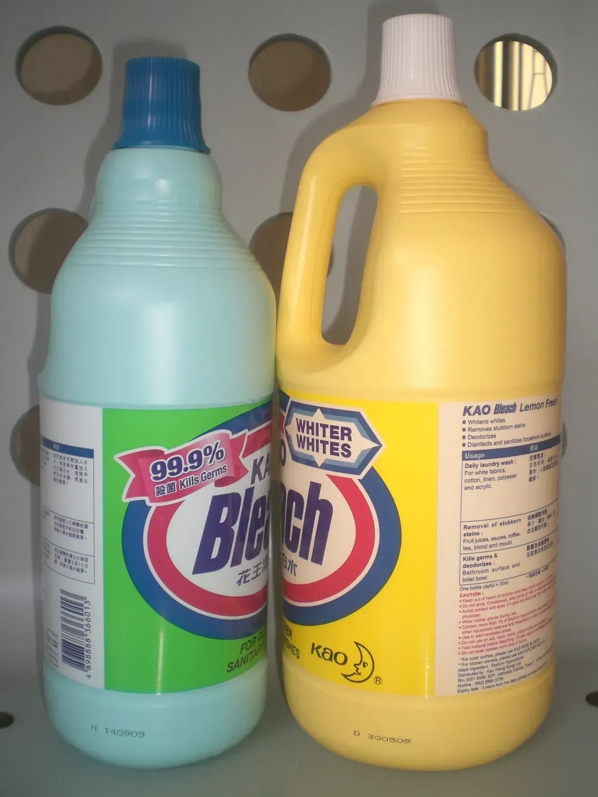 Cleaning Products with Bleach (Image Credits: By Meadohsum, CC BY-SA 3.0, https://commons.wikimedia.org/w/index.php?curid=8401895)