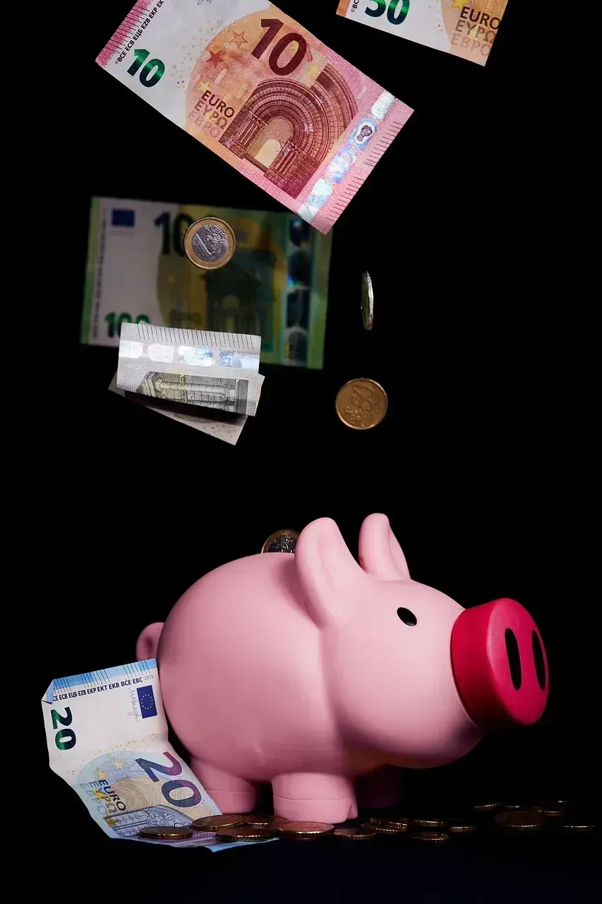 Required Minimum Distributions Kick In at Age 73, Forcing Taxable Withdrawals (Image Credits: Pixabay)