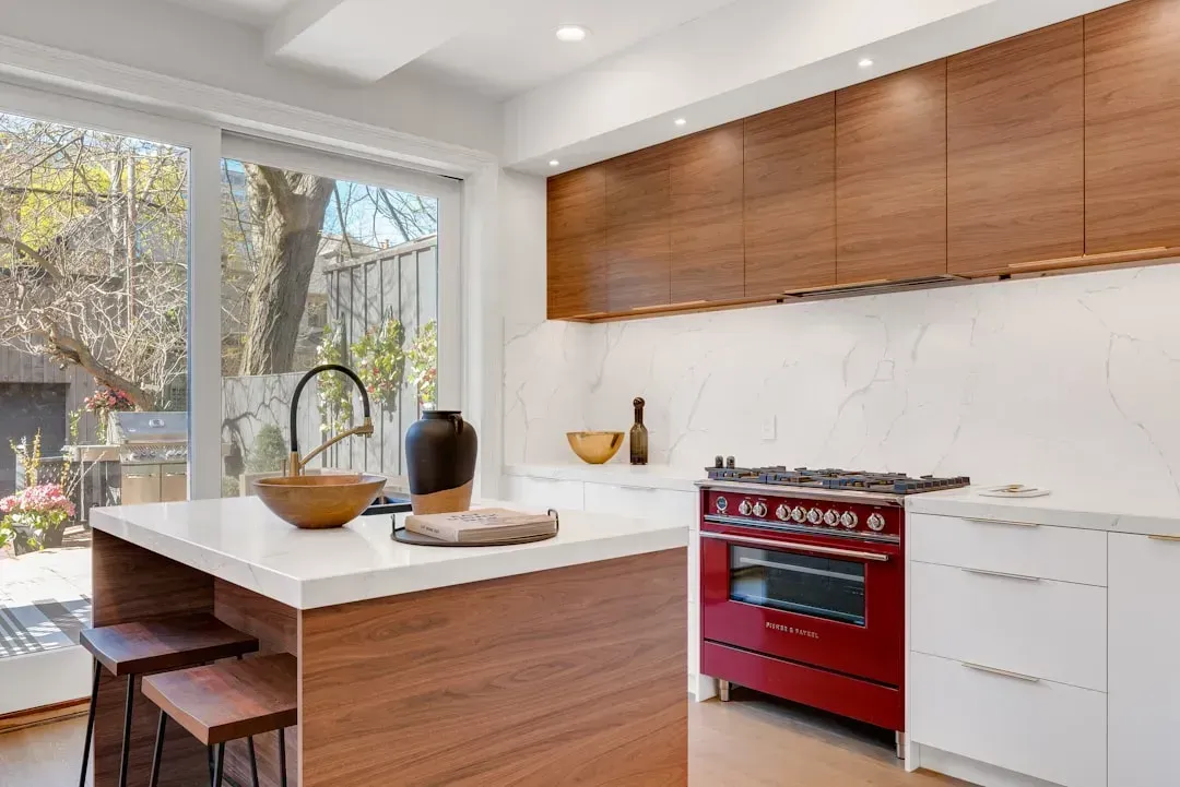 11. Thick-Veined Faux Quartz Countertops (Image Credits: Unsplash)