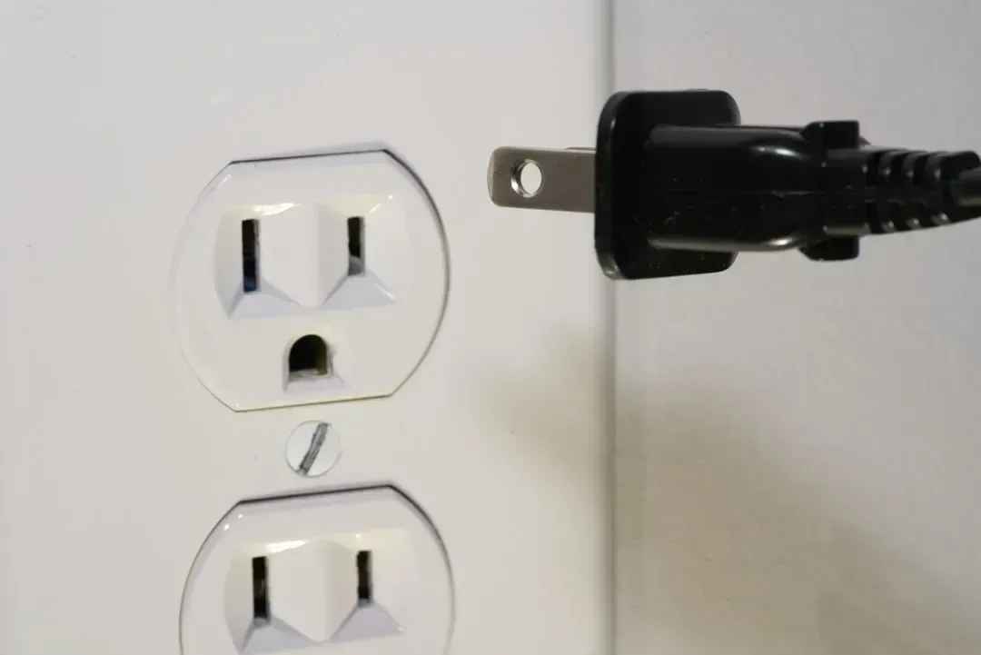 Missing or Malfunctioning GFCI Outlets in Wet Areas (Image Credits: Unsplash)