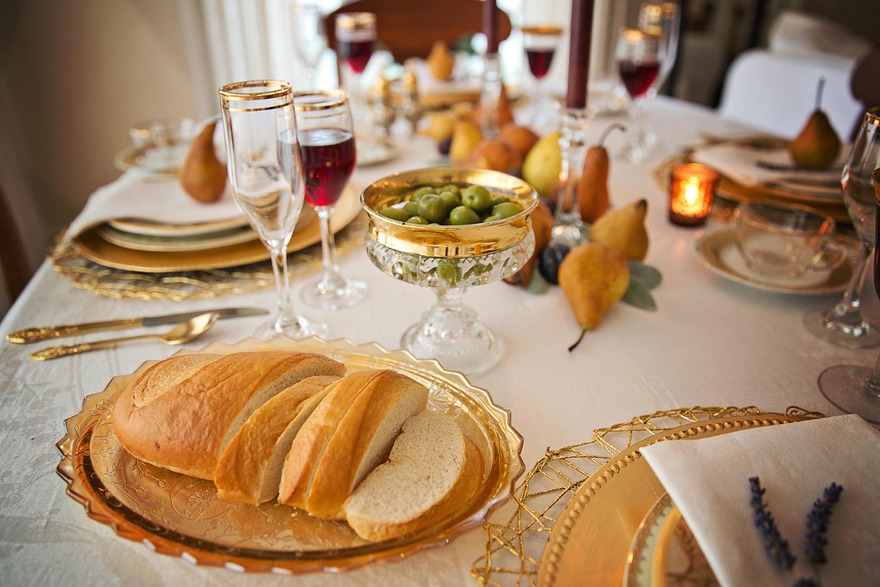Breaking Bread Properly (Image Credits: Pixabay)