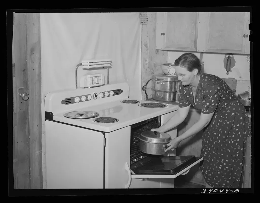 Vintage Electric Stoves and Ovens (Image Credits: Rawpixel)