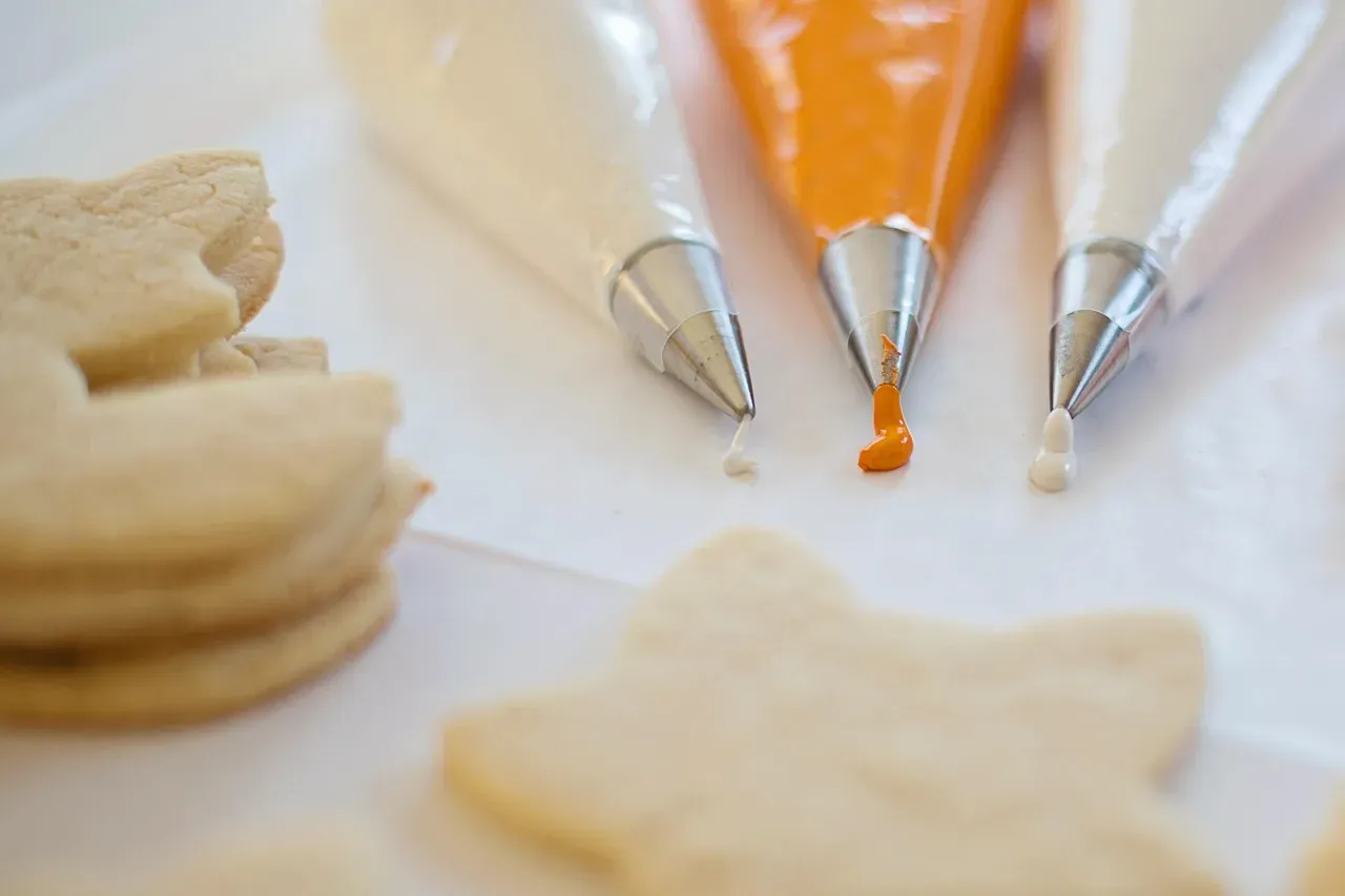 Practice consistent piping pressure and angle (Image Credits: Pixabay)
