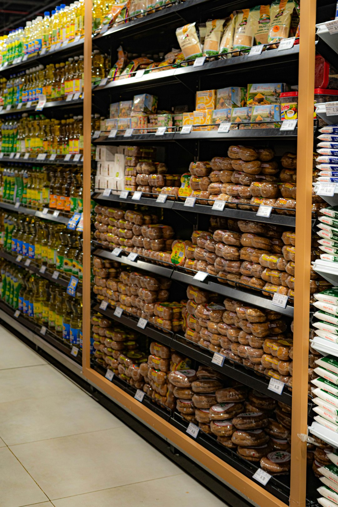 The Eye-Level Manipulation Zone Most Shoppers Miss (Image Credits: Unsplash)