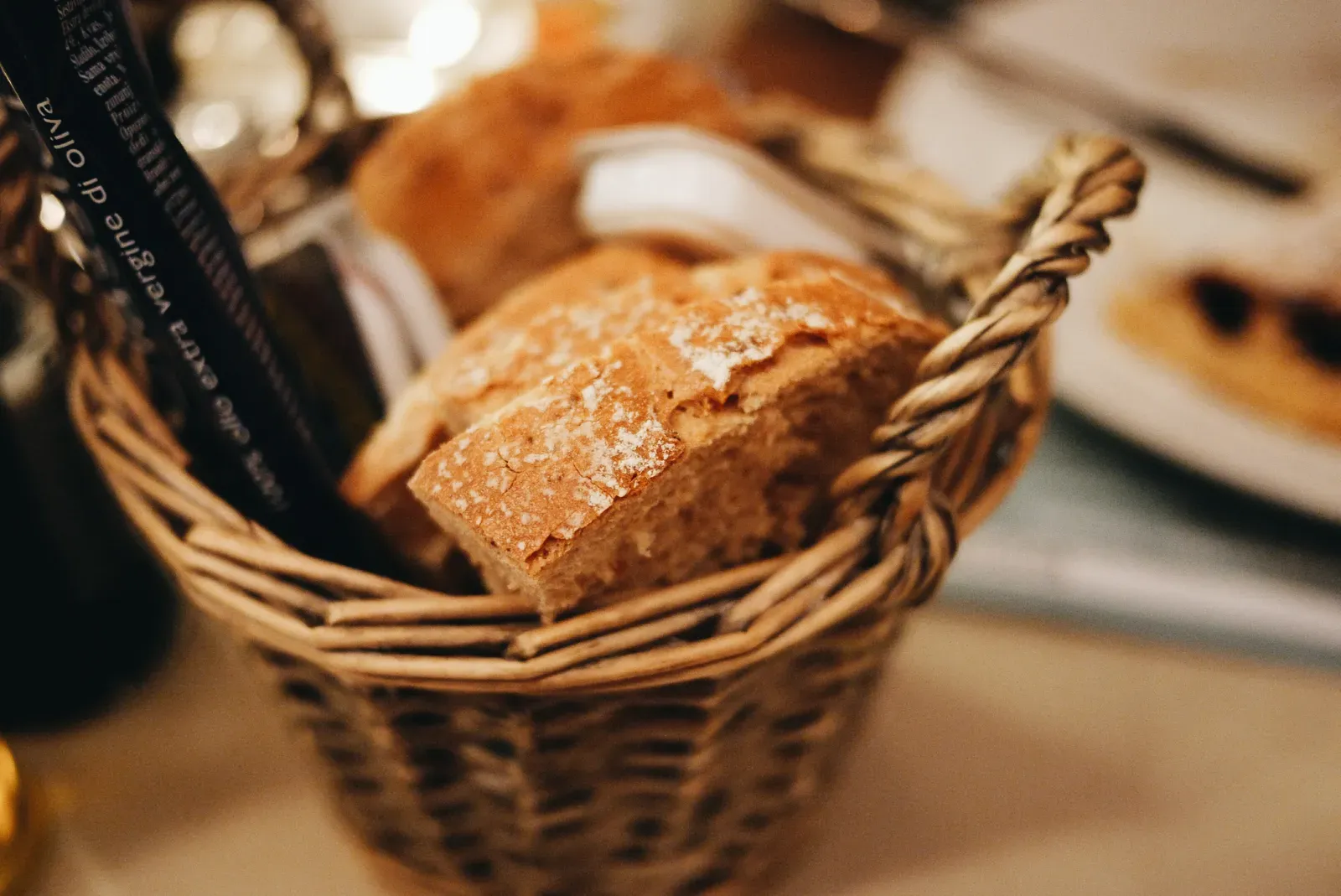 Bread Baskets That Travel Between Tables (Image Credits: Wikimedia)