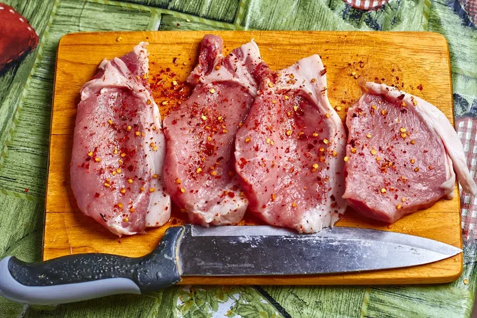 7. Sheet Pan Pork Chops with Apples, Potatoes, and Asparagus (Image Credits: Pexels)