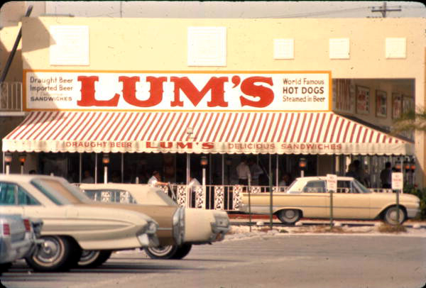 Lum's: Where Hot Dogs Met Beer in Perfect Harmony (Image Credits: Originally posted to Flickr as Lum's hot dog restaurant: Fort Lauderdale, Florida, Public domain, https://commons.wikimedia.org/w/index.php?curid=8877010)