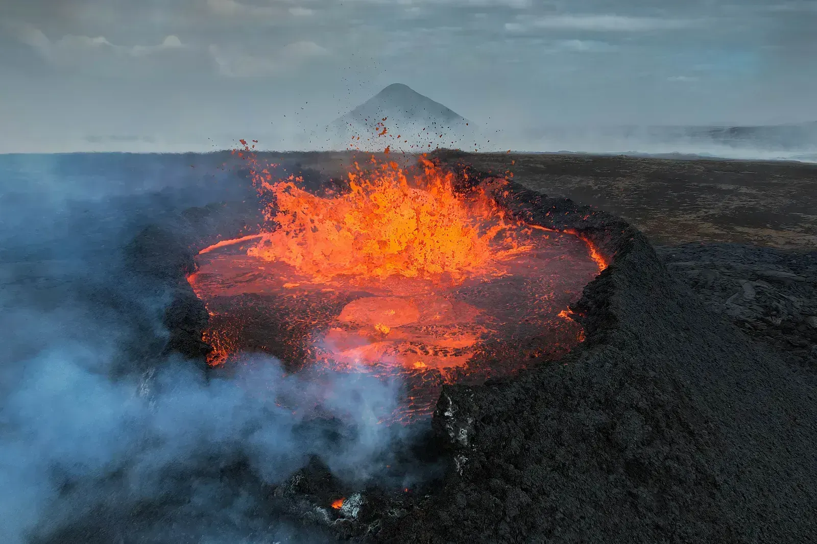 5. Iceland: Fire and Ice Drama (Image Credits: Wikimedia)