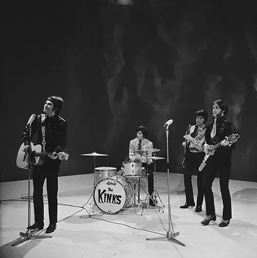 2. "Lola" by The Kinks - A Soft Drink Started It All (FTA001008950 002 con.png Beeld en Geluidwiki - Gallery: Fanclub, CC BY-SA 3.0 nl)