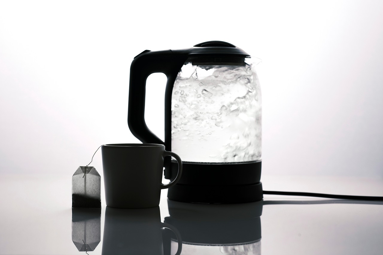 Electric Kettles: The Silent Energy Gulpers (image credits: pixabay)