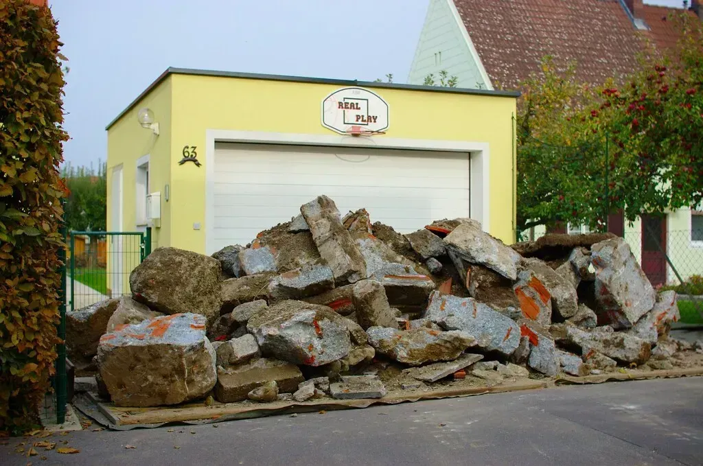 10. Garage-Blocking Items and Clutter (Image Credits: Flickr)