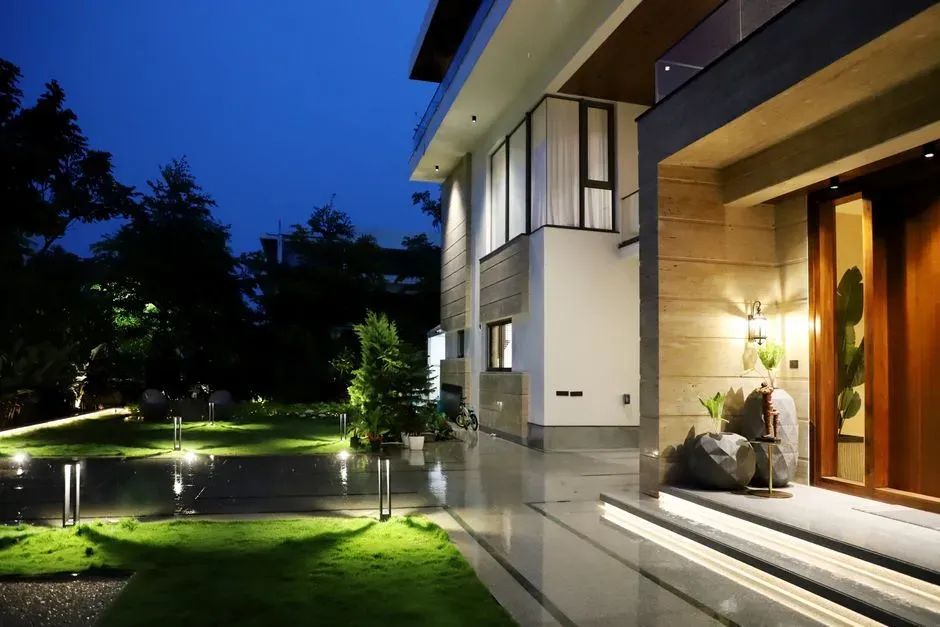 Layered Lighting for Evening Ambiance (Image Credits: Pexels)