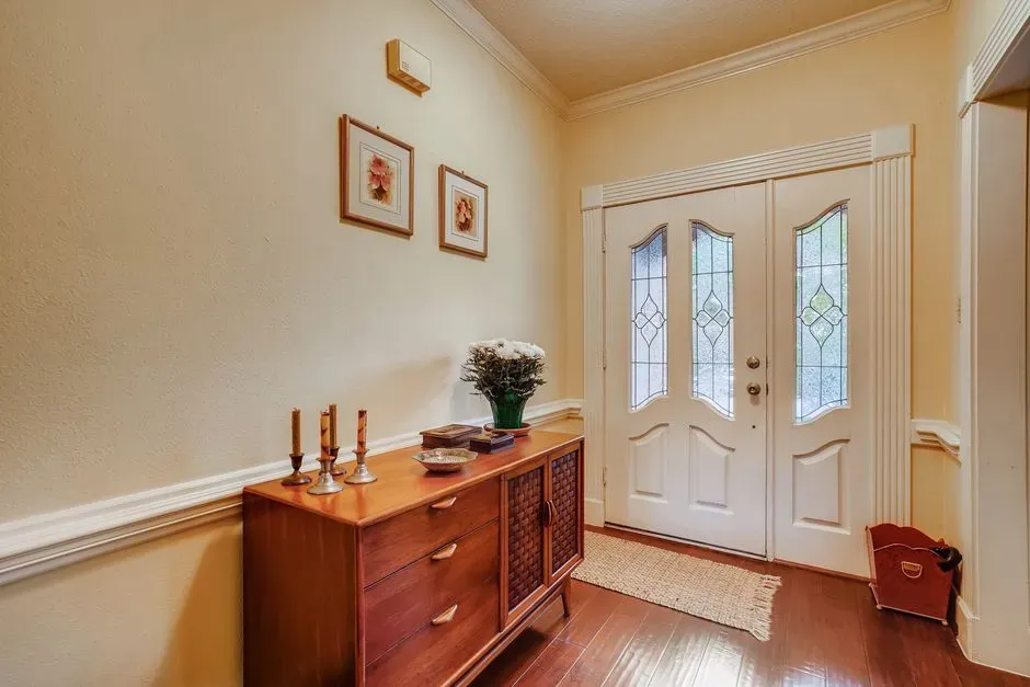 Make the entryway say something welcoming (Image Credits: Pexels)