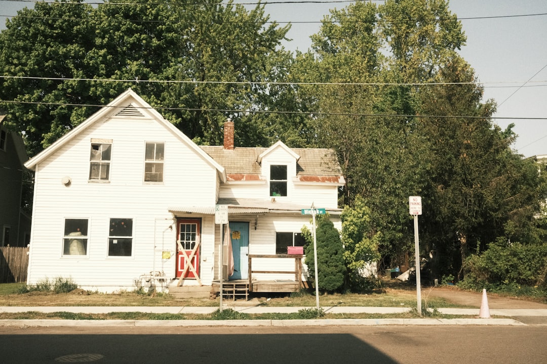 Foreclosure Patterns Show the Strain (image credits: unsplash)